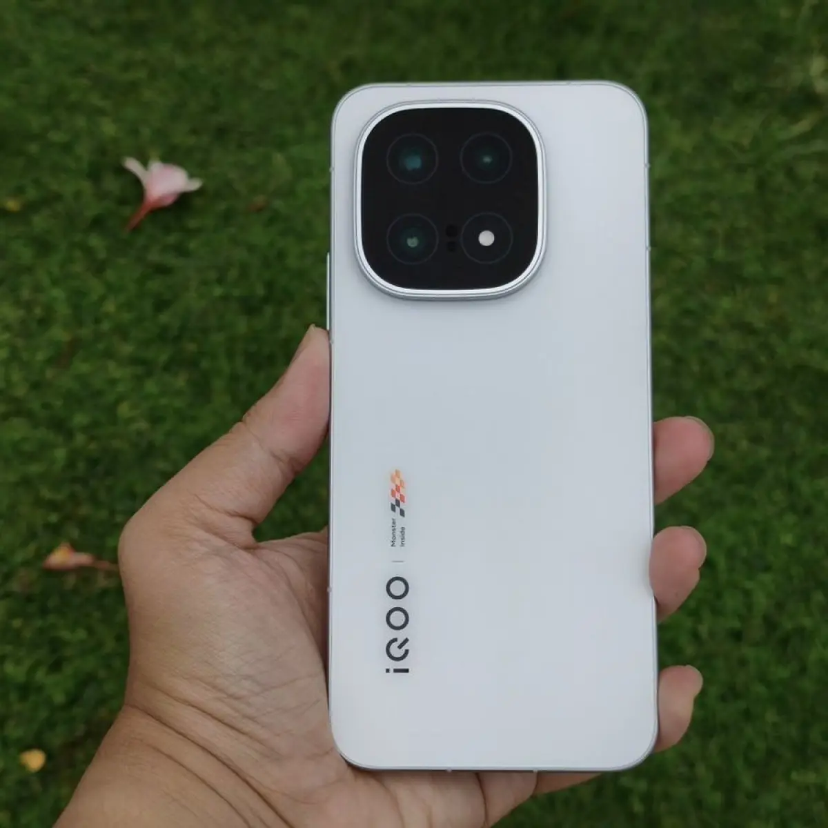 vivo Luncurkan iQOO 15 dengan Chipset Snapdragon 8 Elite Gen 5